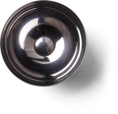 Işığı yansıtan parlak metalik bir kubbe ve gölge, muhtemelen mutfak aleti ya da dekoratif bir nesne..