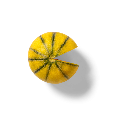 Bir video oyunundaki karakteri andıran, neşeli bir ısırıkla çıkarılmış stilize edilmiş, sarı bir kavun dilimi..