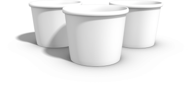 Birlikte dizilmiş üç beyaz kağıt bardak, genellikle içecek ya da yiyecek servisi için kullanılır..