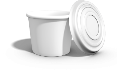 Kapağı olan basit bir beyaz konteynır. Genellikle yiyecek depolama veya paket servisi için kullanılır..