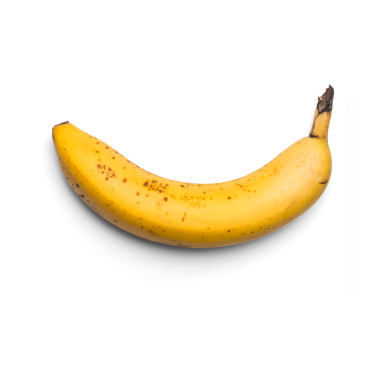 Düz sarı kabuklu tek bir olgun muz, doğal beneklerini sergiliyor, genellikle sağlıklı bir atıştırmalık olarak tadını çıkarıyor..