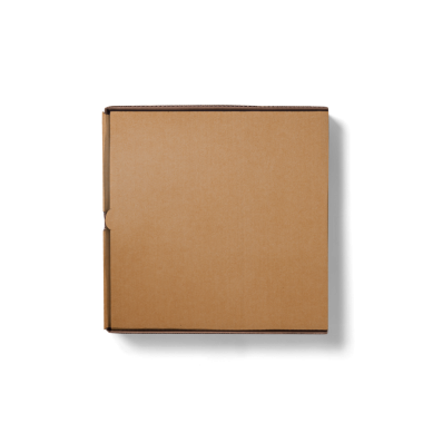 Düz kahverengi bir karton kutu, genellikle ambalaj ve nakliye malzemeleri için kullanılır..