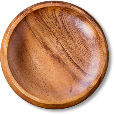 Pürüzsüz, parlak bir yüzeyi olan yuvarlak, ahşap bir kase, yemek servisi için uygun ya da dekoratif bir parça olarak..