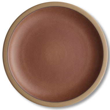 Basit, yuvarlak bir tabak, sıcak kahverengi kaplama, yemek veya dekoratif amaçlar için uygun..