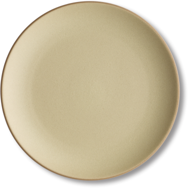 Basit, yuvarlak, bej bir tabak yemek servisi için tasarlanmış..