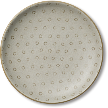 Dekoratif bir tabak, hafif bir güneş deseni içeriyor, yemek servisi için uygun veya dekoratif bir parça olarak..