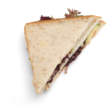 Tam tahıllı ekmekten yapılmış, çeşitli taze malzemelerle dolu üçgen bir sandviç..