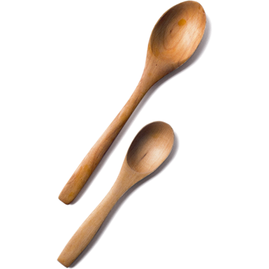 Değişik boyutlarda bir çift tahta kaşık. Genellikle yemek pişirmek ve servis etmek için kullanılır..