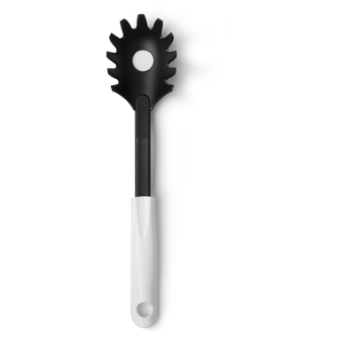 Spagetti ve diğer makarna çeşitleri için dikenli bir tasarımı olan siyah beyaz makarna sunucusu..