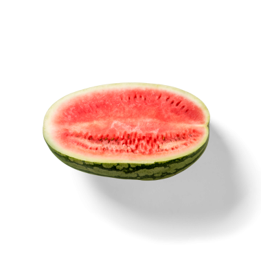 Dilimlenmiş bir karpuz sulu kırmızı etini ve yeşil kabuğunu sergiliyor. Yaz atıştırmaları ve ferahlatıcı ikramları için mükemmel..