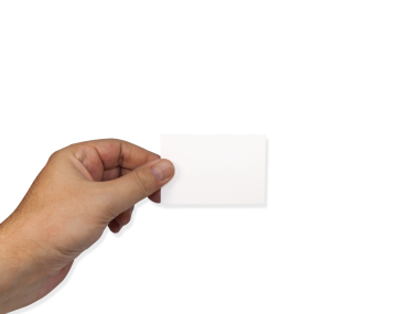 Boş bir beyaz kartı tutan bir el, kişiselleştirme ya da mesajlaşma potansiyelini öne sürüyor..