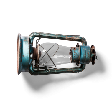 Cam küresi olan klasik bir gaz lambası, kırsal bir tasarım ve aydınlatma işlevselliği sergiliyor..