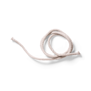 Sarmalanmış beyaz bir ip, genellikle bağlama, güvence altına alma veya el işi gibi çeşitli uygulamalarda kullanılır..