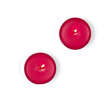 Ateşli iki kırmızı mum, sıcak ve davetkar bir atmosfer yaratıyor..