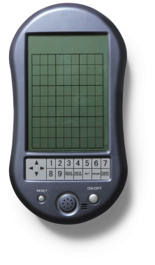 Oyunlar veya bulmacalar için kullanılan ızgara görüntüleme ve düğmeleri içeren el bilgisayarı..