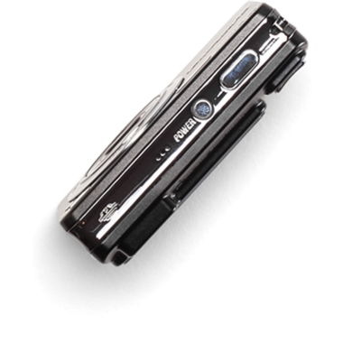 Güç düğmesi ve gösterge ışıkları olan kompakt bir elektronik cihaz, iletişim veya ortam oynatma için kullanılabilir.