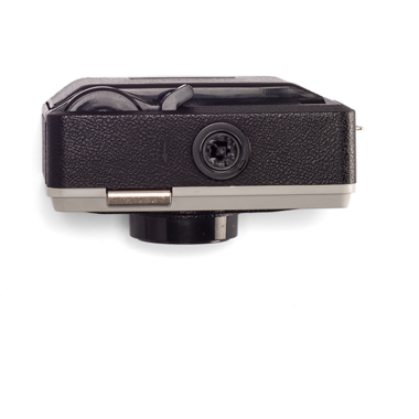 Dizayn ve bağlantı portlarını gösteren küçük bir cihazın, muhtemelen bir kameranın üst görüntüsü.