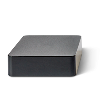 Bağlantı ya da depolama amacıyla tasarlanmış gösterişli, dikdörtgen bir elektronik cihaz.