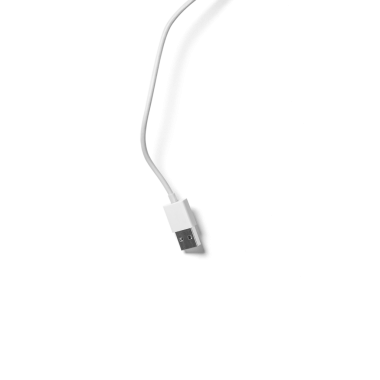 Genellikle veri transferi ve elektronik aygıtları yüklemek için kullanılan bir USB kablo bağlantısının yakın plan görüntüsü.