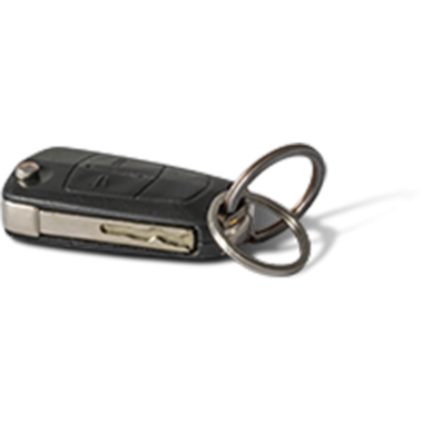 Bağlamak için iki metal halkalı bir araba anahtarı..