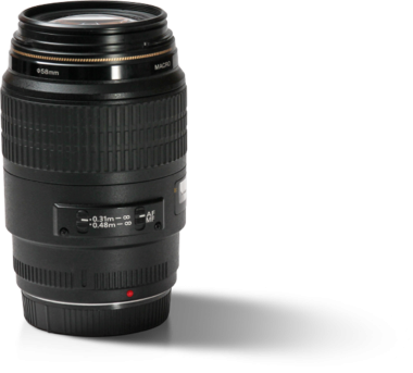 Fotoğraf için tasarlanmış bir kamera merceği, yakınlaştırma mekanizması ve net odaklanma için uzaklık göstergeleri içerir.