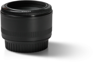 Fotoğrafçılık için tasarlanmış, silindirik şeklini ve desenli tutuşunu gösteren siyah bir kamera lensi..