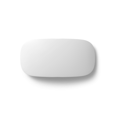 Pürüzsüz bir yüzeyi olan parlak, modern bir ayna. İç mekanları yansıtmak ve geliştirmek için tasarlanmış..