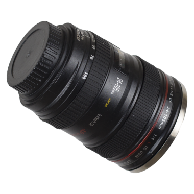 Çok yönlü fotoğrafçılık için tasarlanmış bir kamera lensi, yakınlaştırma yetenekleri ve parlak siyah bir tasarımı var..