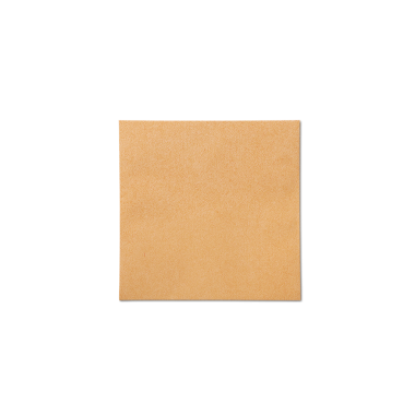 Sade, kare, kahverengi bir karton kutu, genellikle ambalaj veya depolama için kullanılır..