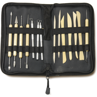 Kil ya da ahşap gibi malzemeleri oymak ve şekillendirmek için kullanılan bir kutu içinde düzenlenmiş heykel aletleri koleksiyonu..