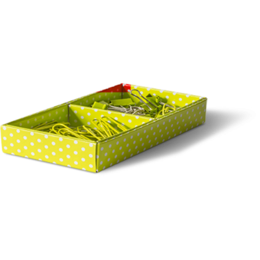 Canlı, sarı benekli bir kutu içinde çeşitli ataçlar ve ofis malzemeleri var. Organizasyon için mükemmel..