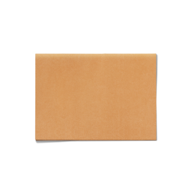 Düz kahverengi bir karton kutu, genellikle ambalaj ve nakliye malzemeleri için kullanılır..