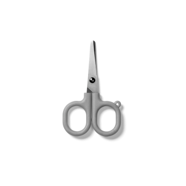 Çeşitli materyalleri kesmek için kullanılan basit bir tasarımı olan gri bir makas..