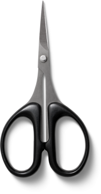 Çeşitli materyalleri kesmek için tasarlanmış siyah saplı bir makas..