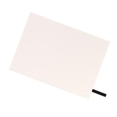 Boş bir defter düz duruyor, notlar, çizimler ya da günlük için hazır..