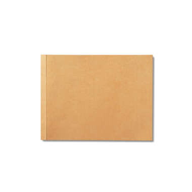Sade, kahverengi, sert kapaklı bir defter veya eskiz defteri, yazmak, çizmek veya günlük tutmak için idealdir..