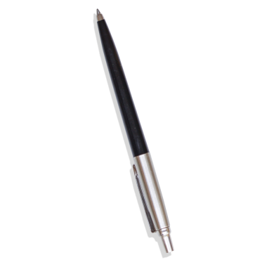 Zarif ve zarif bir şekilde yazmak için tasarlanmış parlak siyah ve gümüş bir kalem..