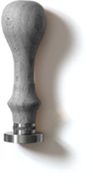 Metalik temeli olan ahşap bir kulp, muhtemelen alet ya da ekipman tutacağı olarak kullanılmış..