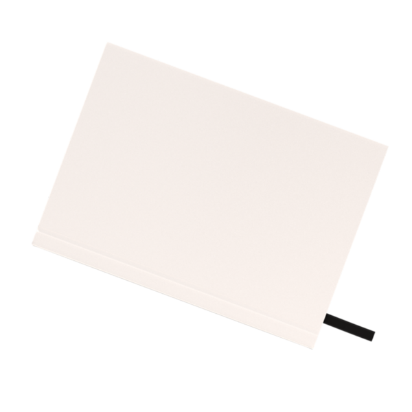 Boş bir defter düz duruyor, notlar, çizimler ya da günlük için hazır..