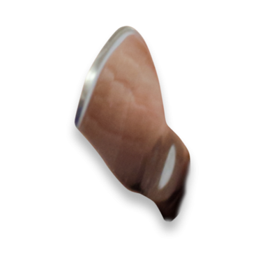 Doğal mineral örneğine benzeyen cilalanmış bir taş pürüzsüz yüzeyler ve toprak renkler sergiliyor..