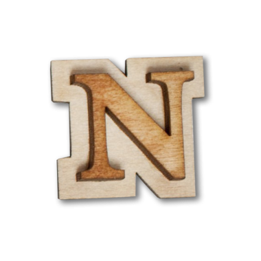 Dekoratif ya da eğitici amaçlar için doğal bir bitiş ve tasarım sunan ahşap bir harf 'N' cut.