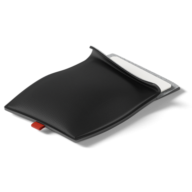 Kağıtları veya küçük belgeleri güvenli bir şekilde tutmak için tasarlanmış kapaklı parlak siyah deri bir kese..