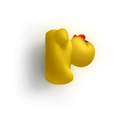 Eğlenmek ve eğlenmek için tasarlanmış neşeli bir ifadeyle biçimlendirilmiş sarı plastik bir ördek..