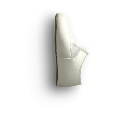 Sade arka planda izole edilmiş erkek çocuk ayakkabısı konsepti, çoğunlukla moda projelerinde kullanılmak için çok uygun..