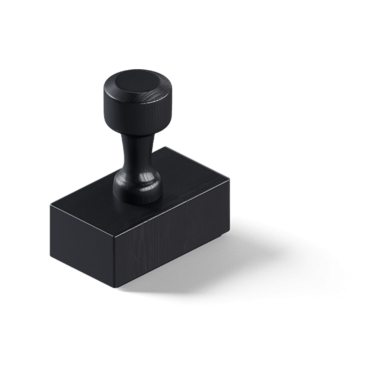 Ahşap bir tabanda siyah kauçuk bir damga, tipik olarak bir damga ile işaretleme için kullanılır..