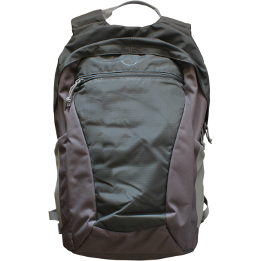 Okul ve seyahat için uygun kitap ve kişisel eşyalar taşımak üzere tasarlanmış gri ve siyah bir sırt çantası.