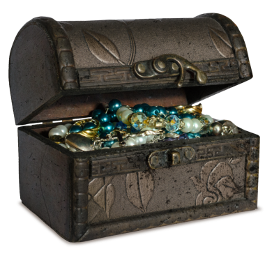 Renkli mücevher ve incik boncuklarla dolu dekoratif bir hazine sandığı..