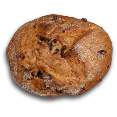 Dokulu bir yüzeyi olan yuvarlak bir somun ekmek ve un tozuyla kaplanmış koyu meyve parçaları..