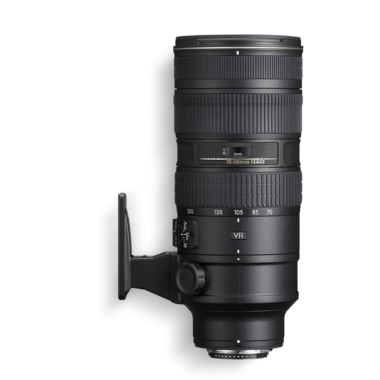 Kamera merceğinin gerçekçi görünümü, tasarım projenizin ögelerini geliştirmek için uygun olan sade arka planda izole edilmiş.