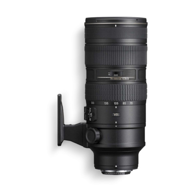 Kamera merceğinin gerçekçi görünümü, tasarım projenizin ögelerini geliştirmek için uygun olan sade arka planda izole edilmiş.